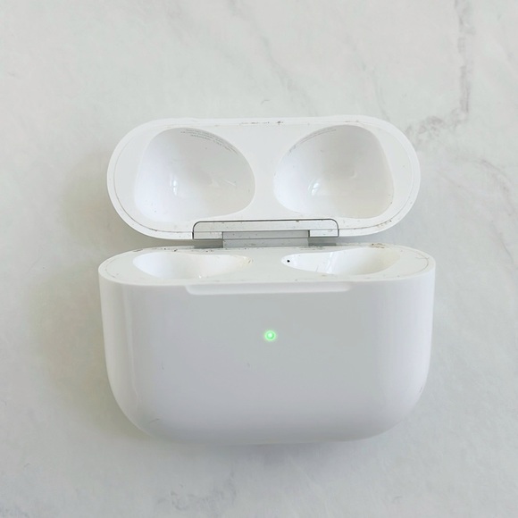 Apple AirPods 3th Gen Magsafe Charging Case_ Model A2566 - Picture 2 of 3